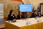 Zastrašování umístěním do ústavu i vyhoštění z veřejného bazénu