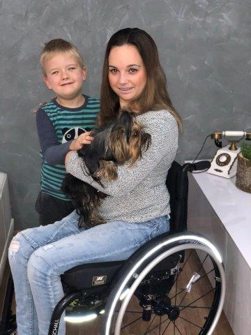 Nikola Pszoczolková na novém vozíku může trávit čas aktivně se synem Nikola Pszoczolková na novém vozíku může trávit čas aktivně se synem