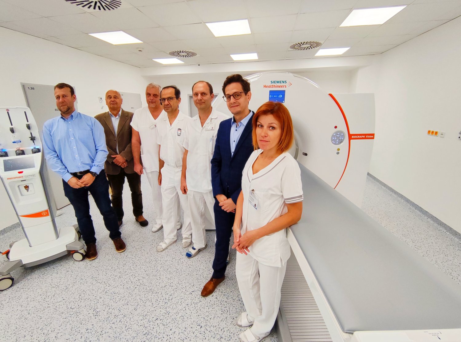 Slavnostního převzetí přístroje se zúčastnili zástupci vedení nemocnice, oddělení nukleární medicíny a dodavatelské firmy Slavnostního převzetí přístroje se zúčastnili zástupci vedení nemocnice, oddělení nukleární medicíny a dodavatelské firmy