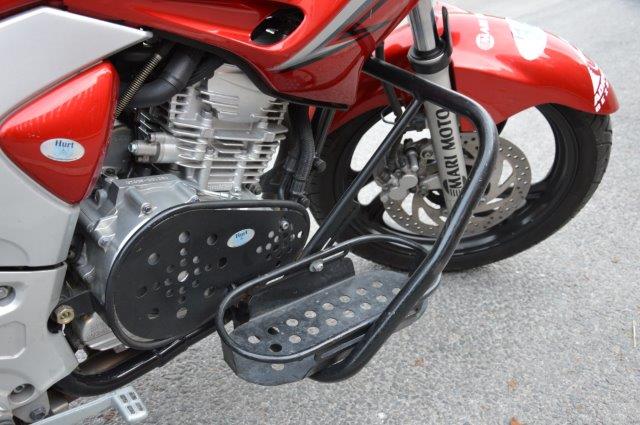 Opěrky nohou a&nbsp;kryt motoru