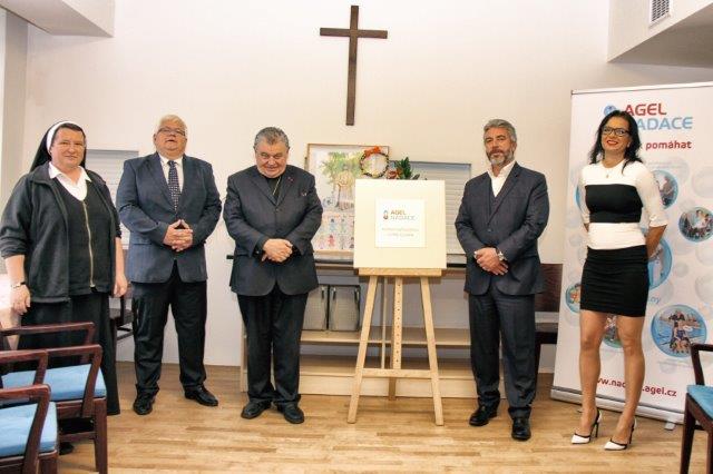 Zleva vedoucí azylového domu sestra Imelda, ředitel Jaroslav Němec, kardinál Dominik Duka, předseda DR spol. AGEL Tomáš Chrenek a předsedkyně Zleva vedoucí azylového domu sestra Imelda, ředitel Jaroslav Němec, kardinál Dominik Duka, předseda DR spol. AGEL Tomáš Chrenek a předsedkyně