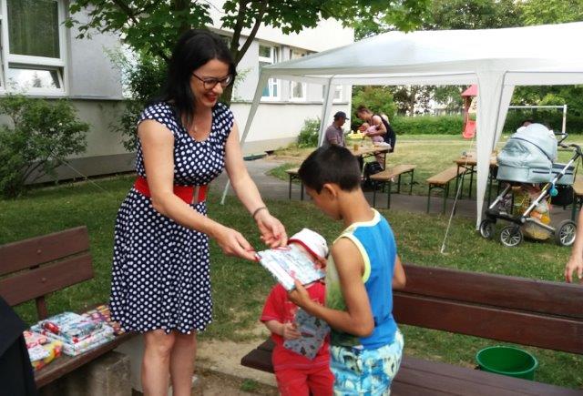 Předsedkyně dozorčí rady NADACE AGEL PhDr. Dušana Chreneková, MBA, předává dárky dětem Azylového domu Gloria v Praze Předsedkyně dozorčí rady NADACE AGEL PhDr. Dušana Chreneková, MBA, předává dárky dětem Azylového domu Gloria v Praze