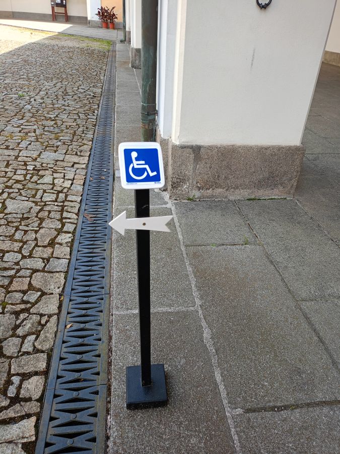 šipka k&nbsp;výtahu z&nbsp;ambitů