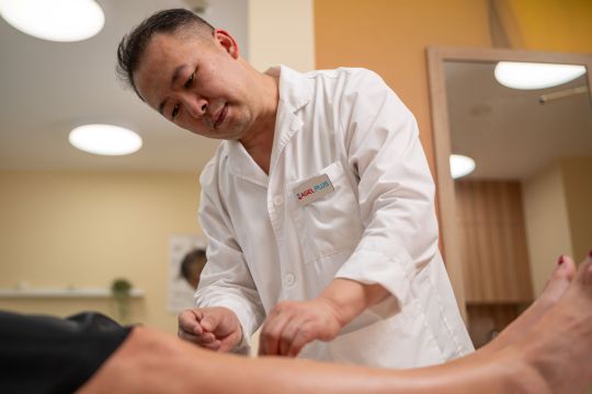 Guan Xin, M.D., Ph.D., vedoucí lékař ambulance tradiční čínské medicíny Guan Xin, M.D., Ph.D., vedoucí lékař ambulance tradiční čínské medicíny