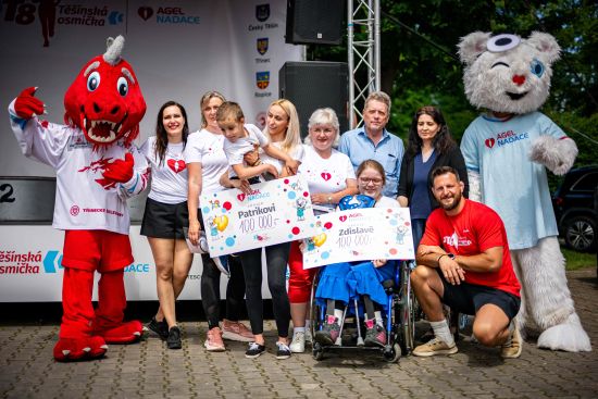 Zdislava a&nbsp;Patrik dostali od NADACE AGEL každý šek na 100 tisíc korun
