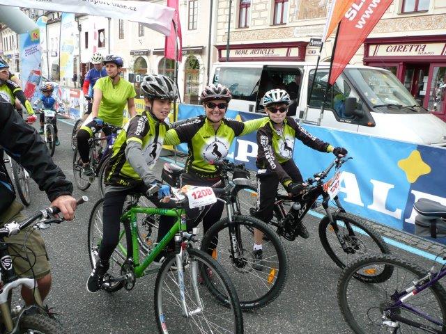 Před startem MTB handicap, Vašek vlevo a&nbsp;v pozadí maminka Ivana