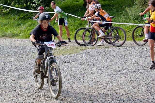Vašek při závodě horských kol