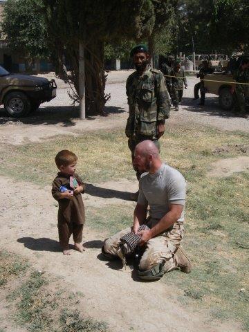 Sirotci v&nbsp;okolí základny