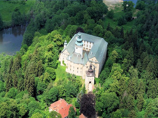 Zámek z&nbsp;leteckého pohledu